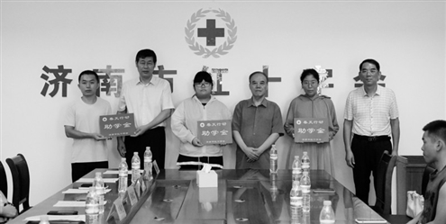 爱心市民程寿惠(右三)为困难军人子女捐赠助学金 记者于娜通讯员张树国摄